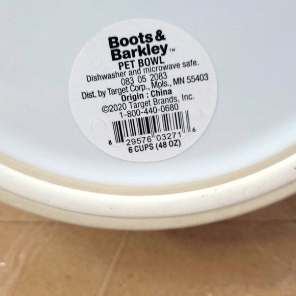 New! White 6 Cup Textured Stoneware Food or Water Bowl with Non-Skid Bottom Grip - Picture 5 of 12